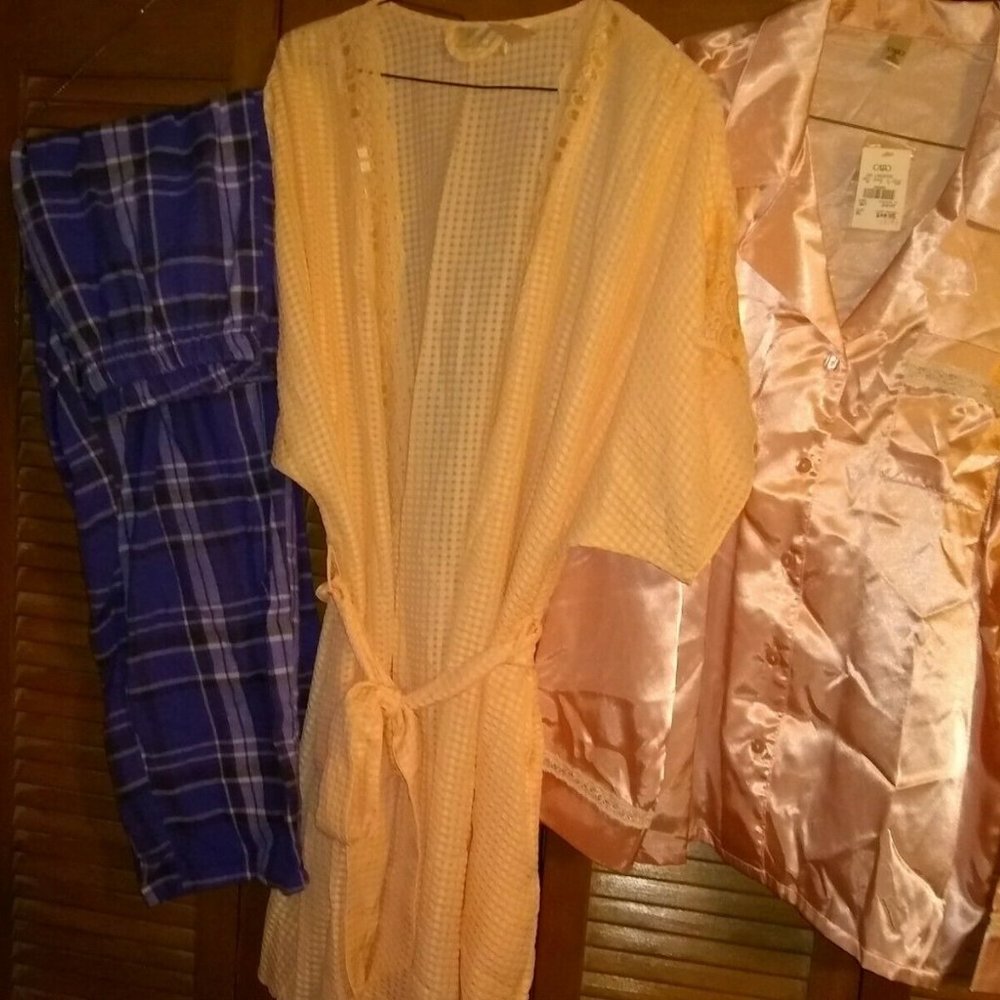 Lingerie - 6 piece bundle of pretty robes & pjs